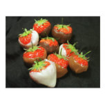 El chocolate sumergió las fresas postales