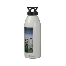 El choque de coche del ecologista para ahorrar mar botella de beber