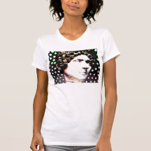 El cierre de Marie encima de la camiseta