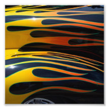 el coche clásico flamea el fondo negro cojinete