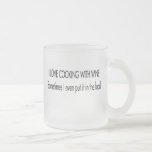 El cocinar con la taza del vino