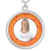 El collar anaranjado rojo del marco del mosaico añ