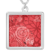 El collar rojo del jardín