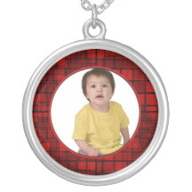 El collar rojo del marco del mosaico añade la foto