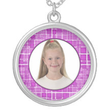El collar rosado del marco del mosaico añade la fo