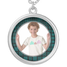 El collar verde del marco del mosaico añade la fot