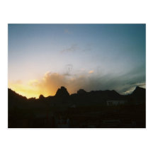 El comienzo de una puesta del sol en el valle de o tarjeta postal