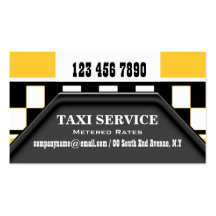 El conductor de taxi mantiene negro amarillo tarjeta de visita