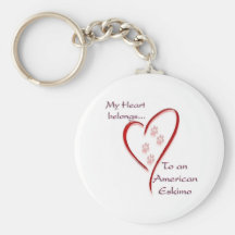 El corazón americano del perro esquimal pertenece llavero personalizado
