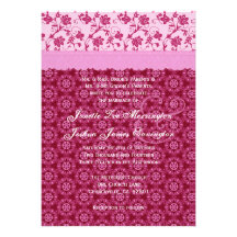 El cordón floral rosado protagoniza el fondo que c invitaciones personalizada
