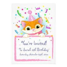 El cumpleaños lindo del gatito invita anuncio personalizado