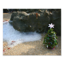 El derecho del árbol de navidad agita rocas cojinete