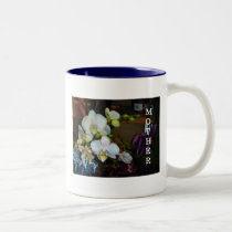 El día de madre blanco de las orquídeas tazas