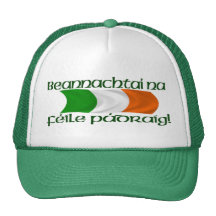 El día de St Patrick feliz (gaélico) Gorro De Camionero