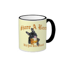 El dogo francés comparte una cerveza taza de café