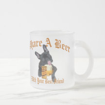 El dogo francés comparte una cerveza tazas