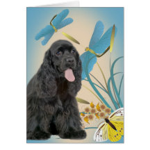 El dragón de cocker spaniel vuela y las mariposas felicitación