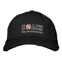 El entrenador de béisbol "añade a su equipo " gorra bordada