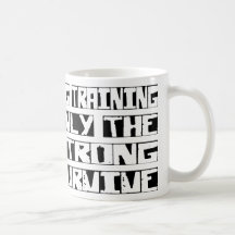 El entrenamiento del perro sobrevive taza de café