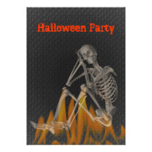 El esqueleto flamea la invitación de Halloween