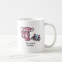 El estúpido. Quema Taza De Café