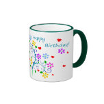 El feliz cumpleaños floreció la taza con el *Heart