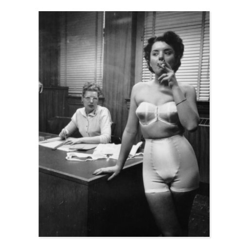 El fumar modelo de la ropa interior en una oficina postales