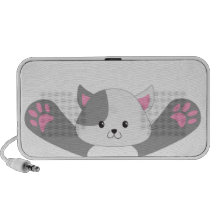 El gatito abraza el altavoz del iPhone