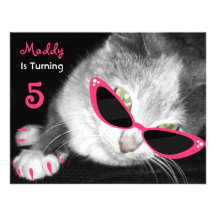 El gato con la fiesta de cumpleaños de las gafas d comunicados personales 