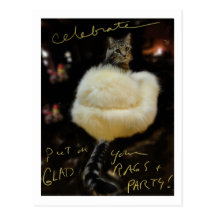 El gato en abrigo de pieles "celebra" la postal/el