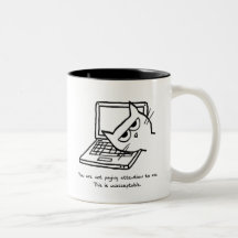 El gato enojado exige la atención taza