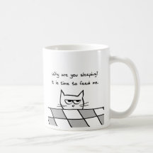 El gato enojado le quiere fuera de cama taza