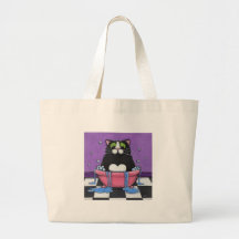 El gato gordo toma un bolso del baño bolsa