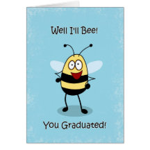 El graduado de Congratulaitons manosea la tarjeta 