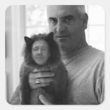 El hombre con el gato que habla calcomanías cuadradas personalizadas