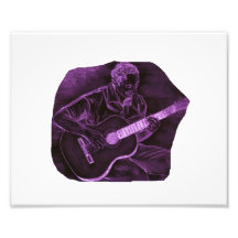 El jugador de la guitarra acústica sienta la púrpu fotografías  