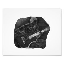el jugador invertido de la guitarra acústica sient impresiones fotográficas