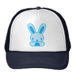 El juguete relleno del conejo gorras de camionero
