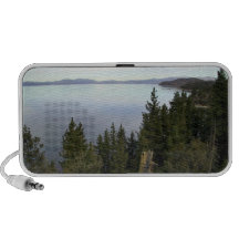 El lago Tahoe con los árboles de pino Portátil Altavoz
