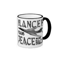 El lancero apuñala paz en la parte posterior taza de café