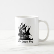 el logotipo del barco pirata de la bahía del pirat tazas