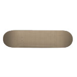 El marrón minúsculo agradable envía en fondo rosad monopatines