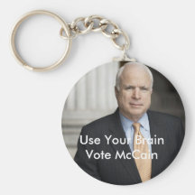 el mccain, utiliza su llavero de BrainVote McCain