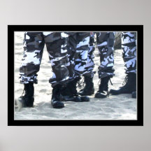 El militar patea el poster