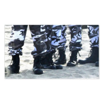 El militar patea tarjetas de visita