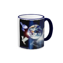 El mundo entero en su taza de café de la mano