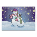 El muñeco de nieve abraza la tarjeta de felicitaci