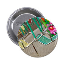 El parque de atracciones balancea la insignia del  pin
