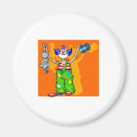 El payaso saca del conejo el gorra iman de nevera