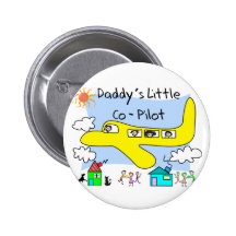 El pequeño copiloto del papá embroma las camisetas pins